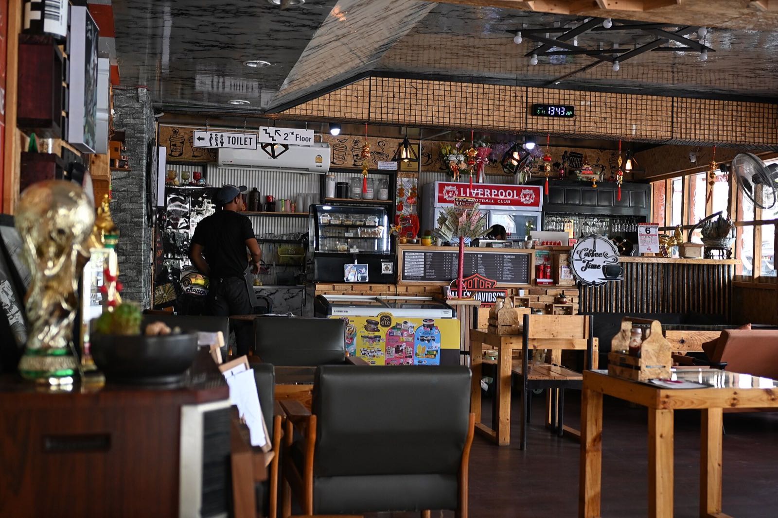 Un interior de cafetería acogedor con paneles de madera (imagen de muestra)