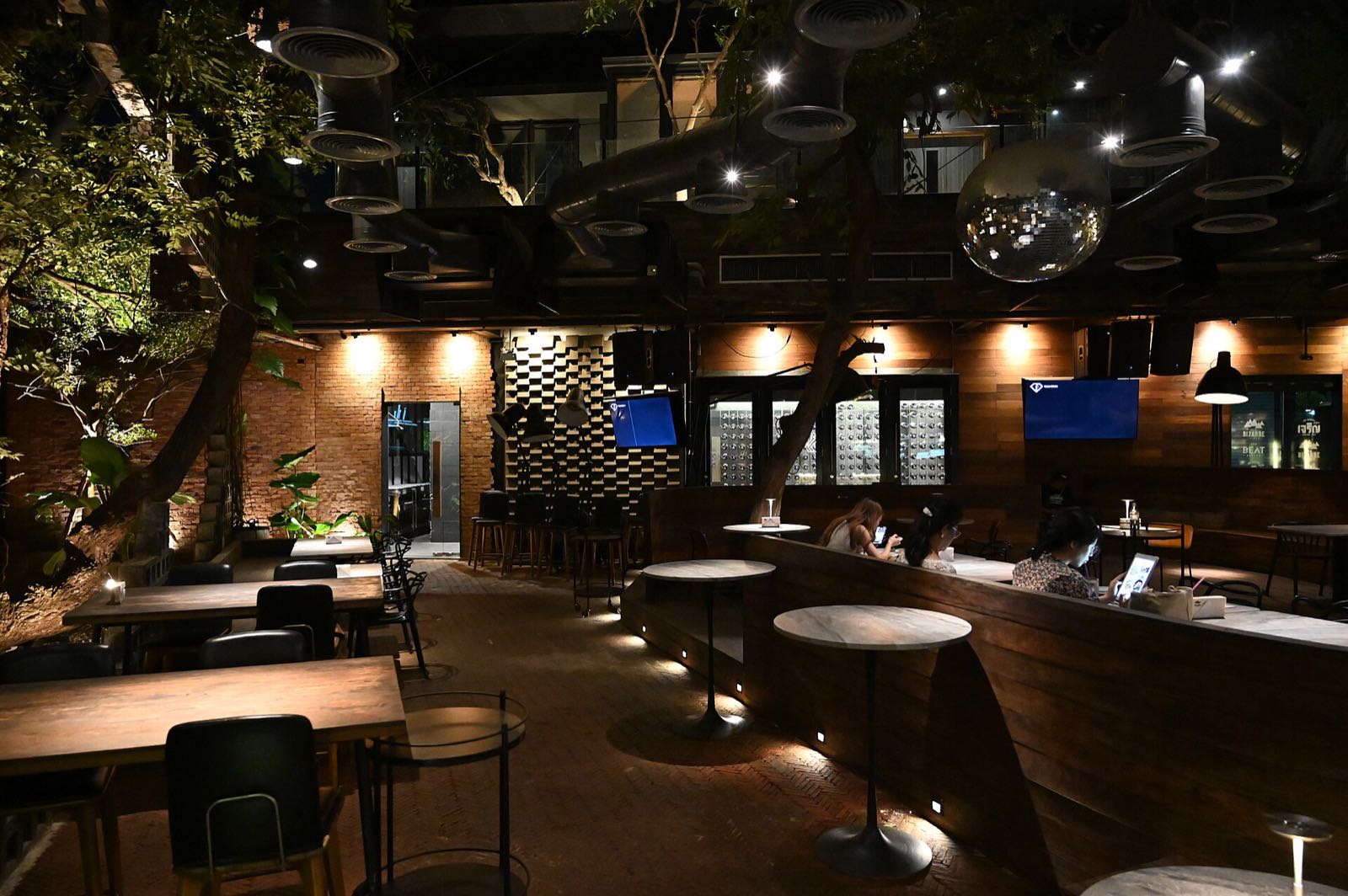 Un café bar moderno con luz tenue (imagen de muestra)