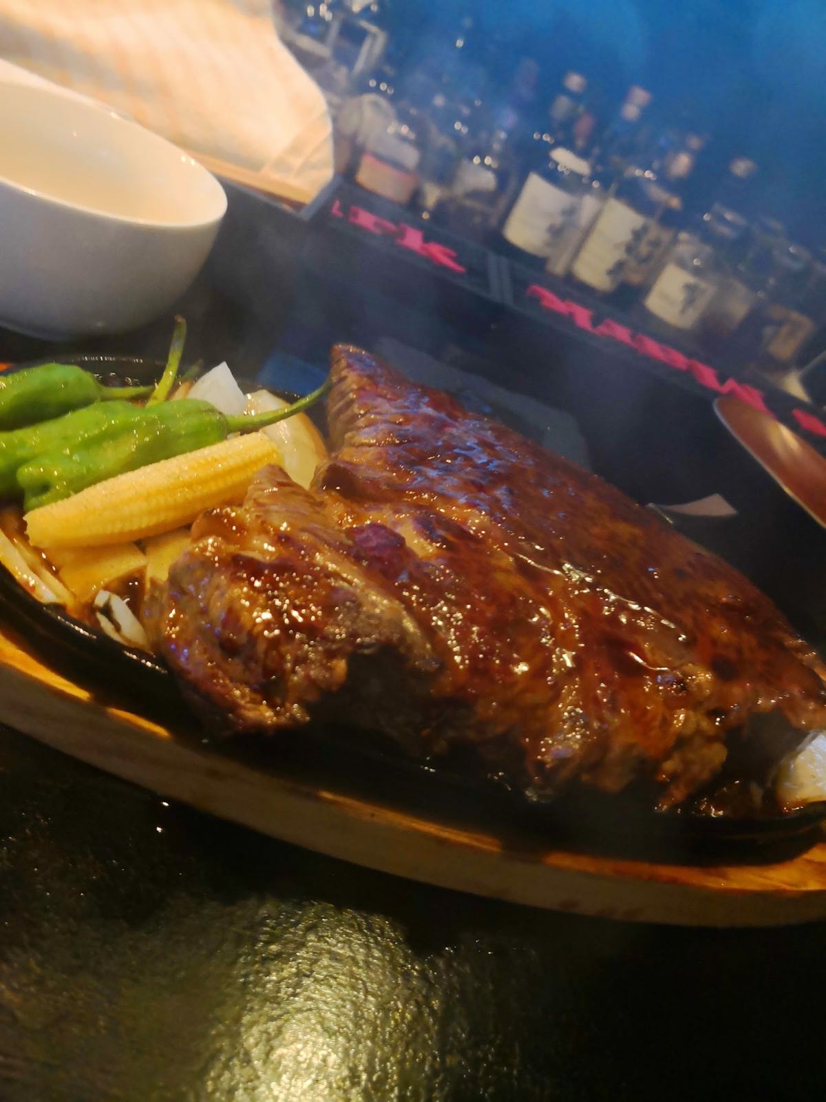 鉄板で供されるステーキ