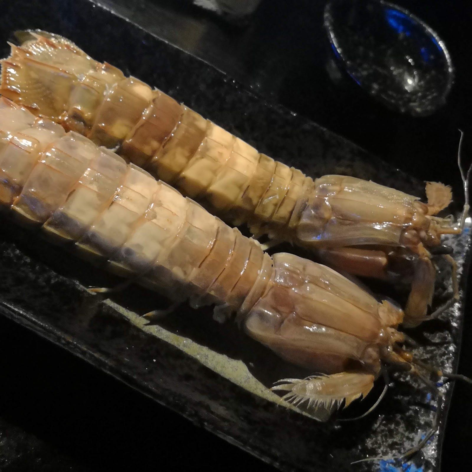 黒い皿に並んだシャコの塩ゆで